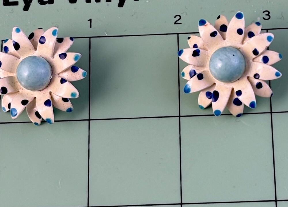 Vintage Retro 1950’s Enamel / Metal Daisy Flower Power Clip on earrings 1 1/4”